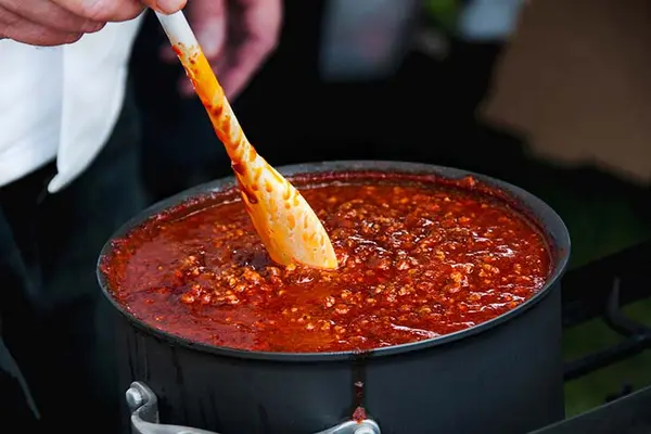 Which musician loves to make chili?