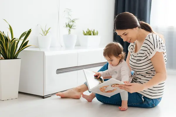 What do photographers read to their children before bed?