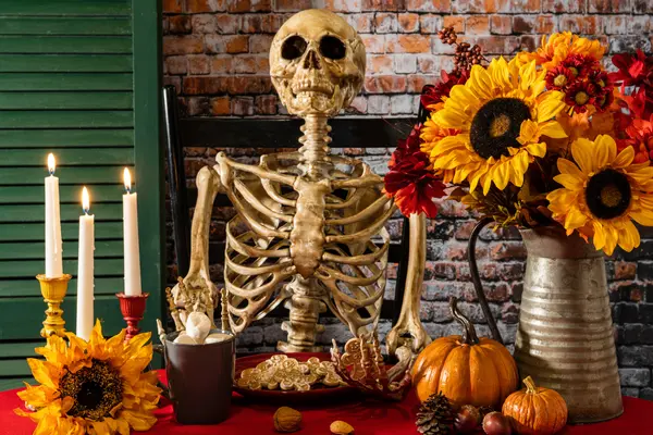 Why do skeletons make such terrible restaurant patrons?